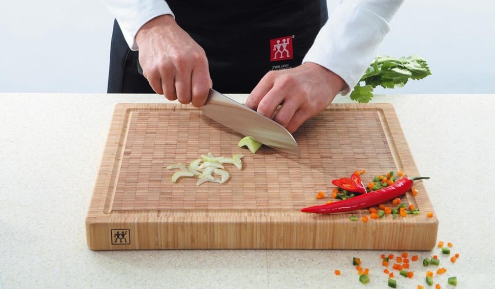 Corte de verdura con cuchillo Santoku