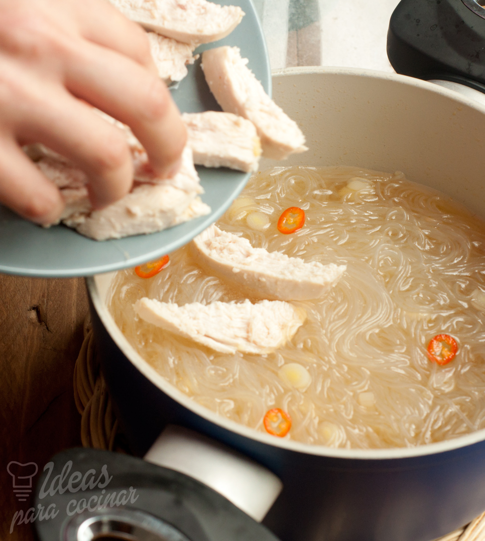 Añadiendo pollo a la sopa