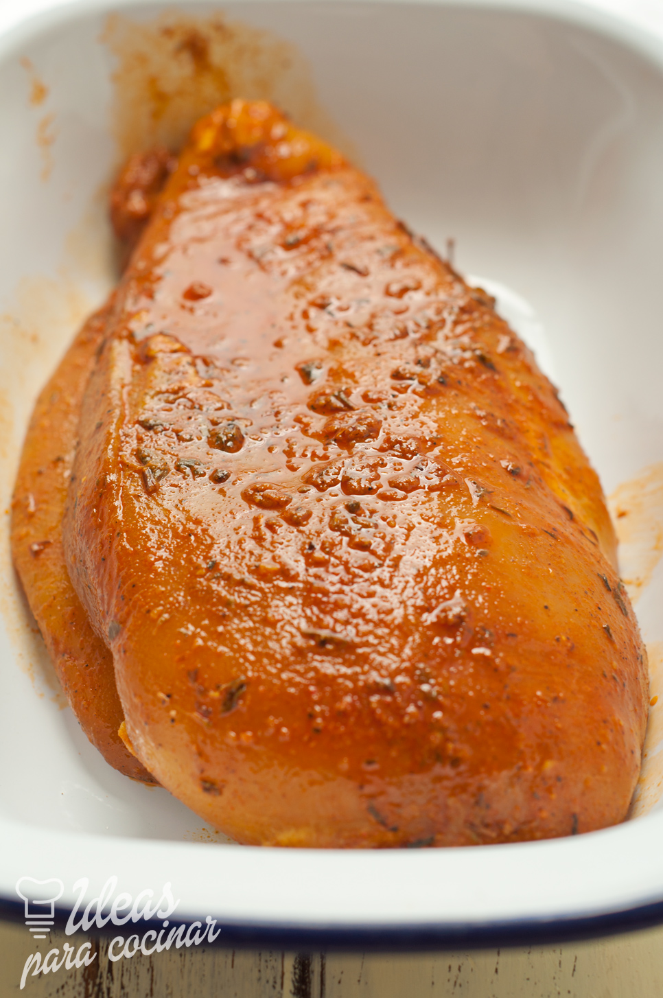 Pollo marinando con cajún