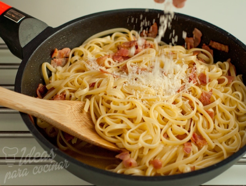 Sūrio įdėjimas į spageti carbonara be grietinėlės