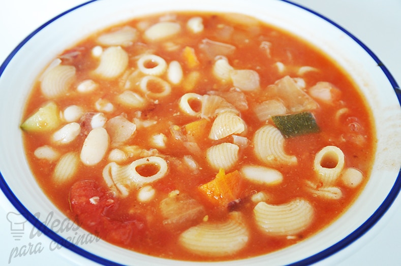 plato de sopa minestrone