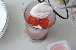 Echando nata a la mousse de fresas