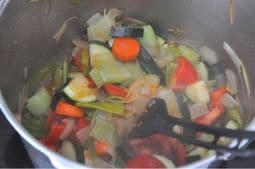 Sofriendo las verduras para la sopa