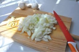 Picando el ajo y la cebolla