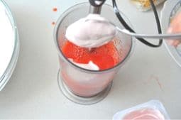 Echando yogur a las fresas trituradas