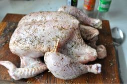 Pollo rociado con especias para asar