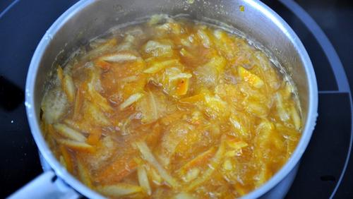 Cocción de la mermelada de naranja amarga