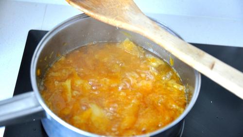 Cociendo mermelada de naranja