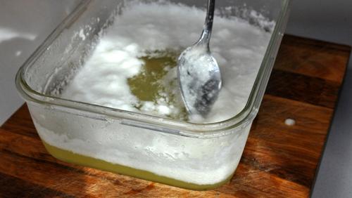 Mezclando merengue del sorbete de limón