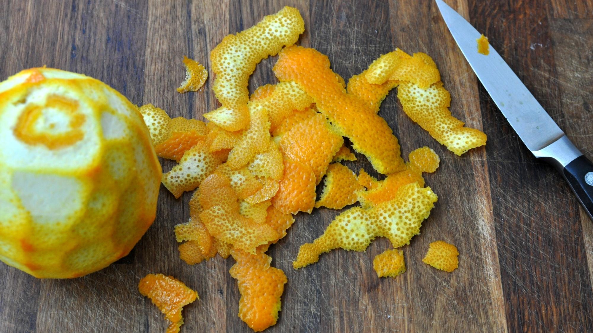 Kaip pašalinti kartumą iš apelsino žievelės?