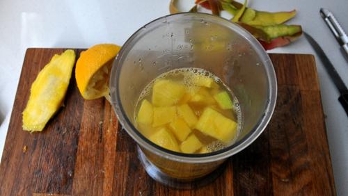 Triturando sorbete de mango