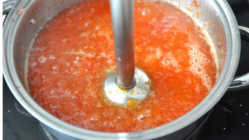 Triturando mermelada de pomelo