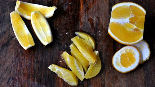 preparando naranja ensalada