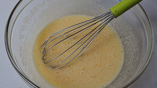 Batiendo huevos para el bizcocho de limón