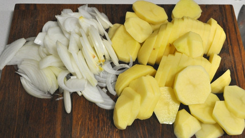 Cebolla y patatas cortadas