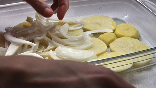 Colocando las patatas y la cebolla