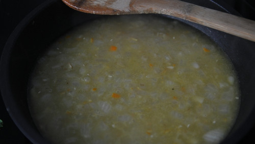 Preparando la salsa de naranja para salmón