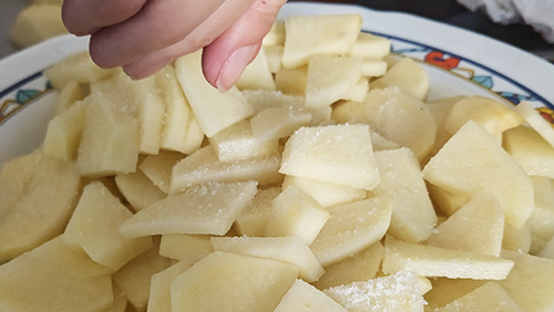 salando las patatas