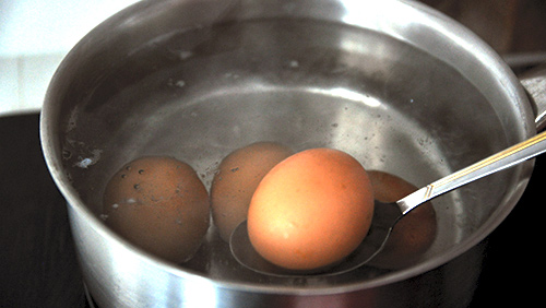 cociendo huevos
