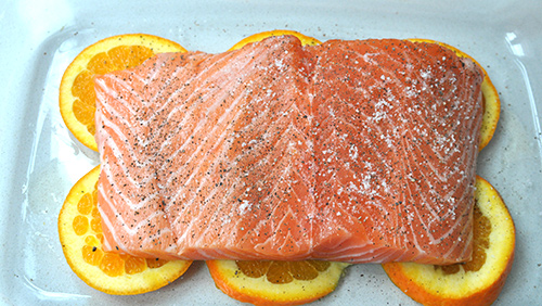 Colocando el salmón y las naranjas