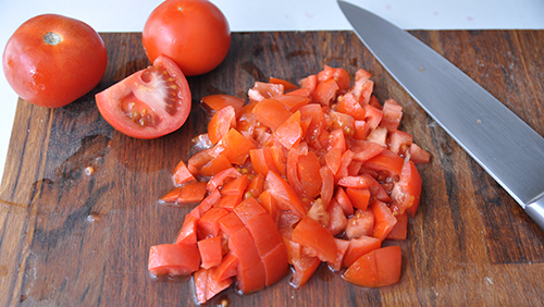 Cortando los tomates para la salsa de tomate casera