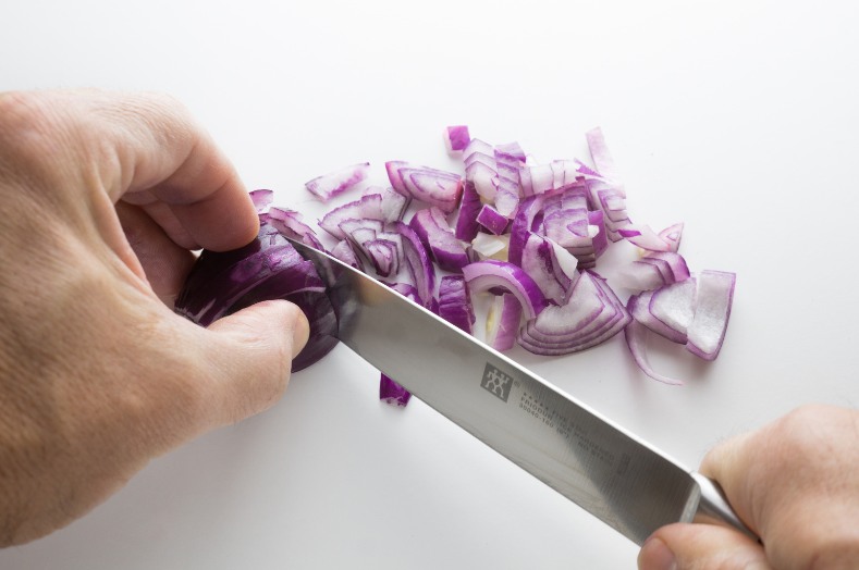 Cortar cebolla con un buen cuchillo