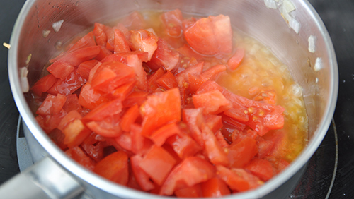 Echando tomates cortados