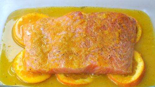 Regando el salmón a la naranja