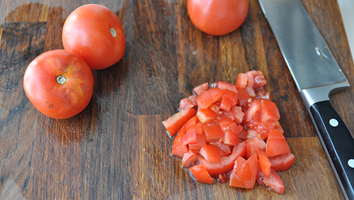 Tomate cortado para la salsa de tomate para pasta