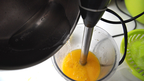 Echando gelatina al mousse de mango