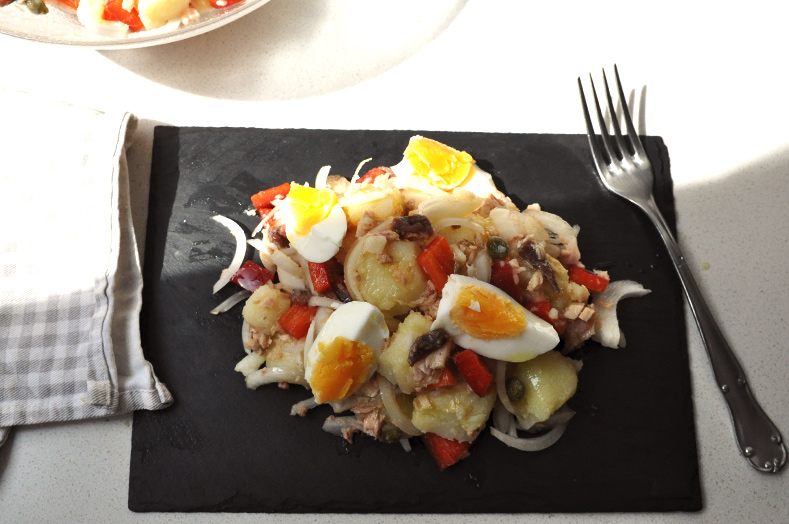 Ensalada de patata, atún y huevo