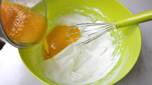 mezclando pure mango merengue