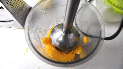Triturando mango para el mousse